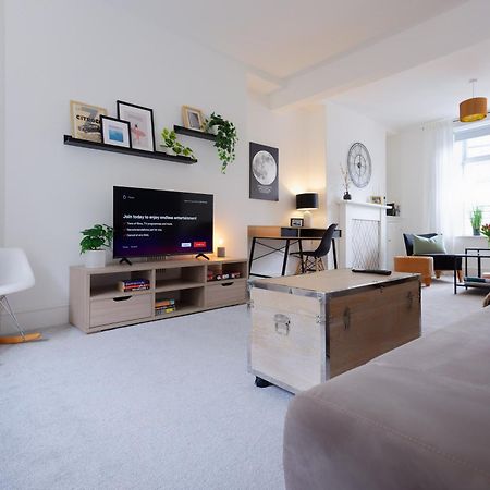 Stayright 3 Bed Home Near Hiking Trails & Parks Llwynypia المظهر الخارجي الصورة